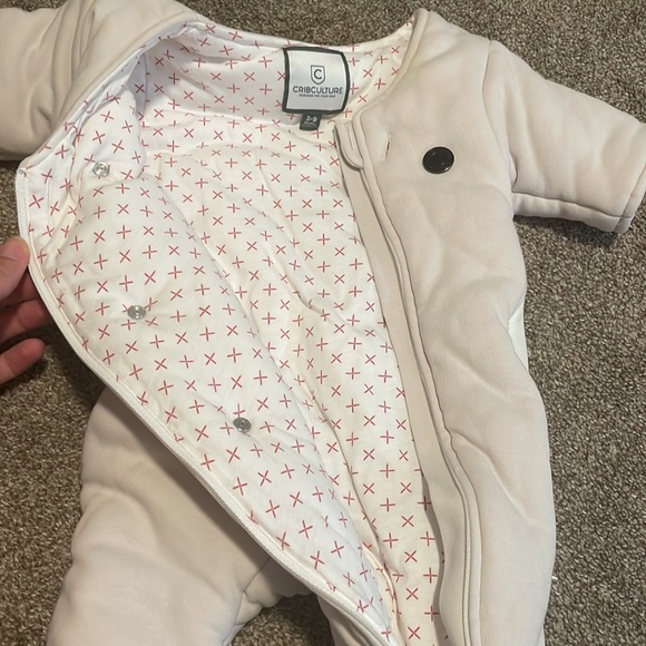 Neutral color/beige crubculture sleepsuit. Clean, tried once. Size 3-9 months. - Picture 4 of 5
